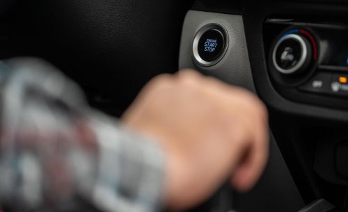 Dos fallos inconscientes al conducir que destrozan al coche: uno es dejar la mano sobre la palanca de cambios y el otro es igual de grave o peor
