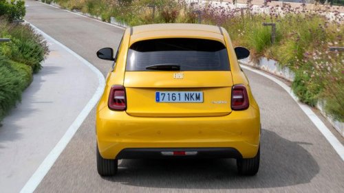 Pruebo el resucitado 500 gasolina con motor Firefly: sus 65 CV y cambio manual me han transportado a otra época
