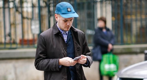La distracción más común en la calle puede ser sancionada en España