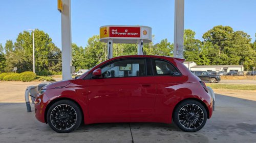 Even the nearly perfect 2024 Fiat 500e has flaws, downsides, and even the occasional con
