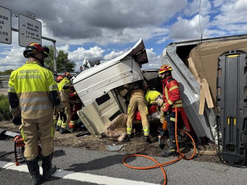 Vuelca un camión en una carretera de Leganés y deja a su conductor atrapado durante al menos dos horas