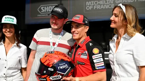 El emotivo momento en el que Marc Márquez comunica a su equipo que tiene que parar para operarse
