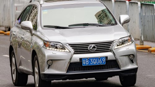 20 cars men drive that make women assume they're rich