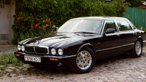 20 cars men drive that make women assume they're rich