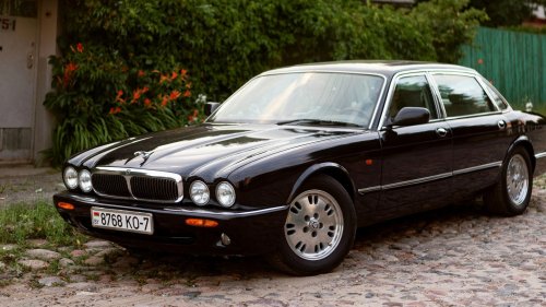 20 cars men drive that make women assume they're rich