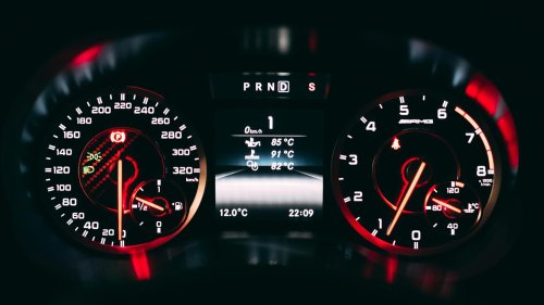 20 things you should never try to troubleshoot while driving