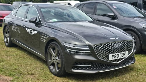 20 cars men drive that make women assume they're rich