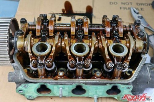 エンジンオイル交換5000kmはもう古い? メーカー推奨1.5万kmは新常識? 放置したクルマの末路とは
