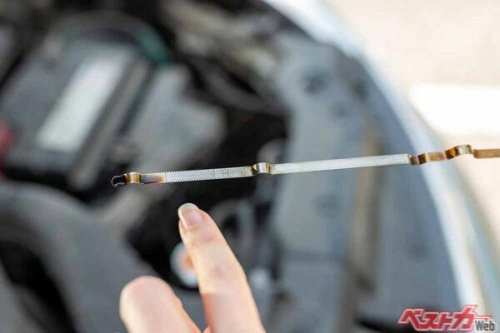エンジンオイル交換5000kmはもう古い? メーカー推奨1.5万kmは新常識? 放置したクルマの末路とは