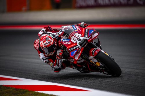 Bagnaia mira para otro lado