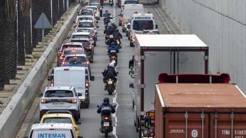 Un accidente entre un camión y una moto colapsa la Ronda Litoral de Barcelona 10 kilómetros de retenciones