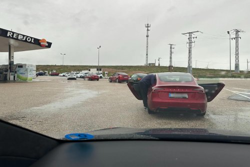 El pequeño letrero que arrasa en las gasolineras: te ayuda a ahorrar tiempo al repostar y evita los atascos