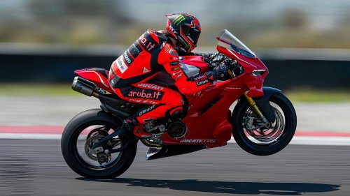 The Japanese sports bike that makes liter bikes feel excessive