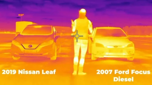 La diferencia entre un motor de combustión y un eléctrico, en una sola imagen: a alguien se le ha ocurrido poner una cámara térmica para averiguarlo