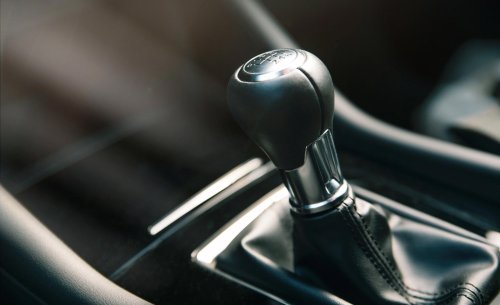 ¿A cuantas revoluciones se cambia de marcha en un coche de gasolina?: esta es la clave para consumir menos combustible