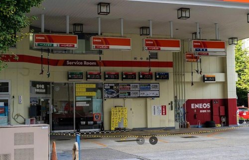 El pequeño letrero que arrasa en las gasolineras: te ayuda a ahorrar tiempo al repostar y evita los atascos