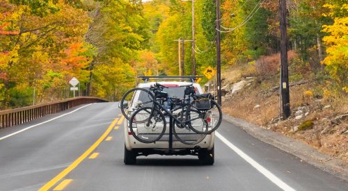¿Llevas bicicletas en el coche? Esto es todo lo que hay que revisar antes de salir a la carretera
