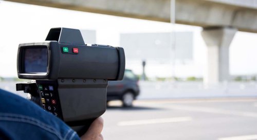 Frenar justo antes del radar ya no sirve para evitar la multa: la DGT estrena dispositivos que te detectan a 200 metros