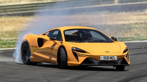 Calling all clout chasers, McLaren Artura has a 0% financing deal and you don't even need perfect credit to qualify