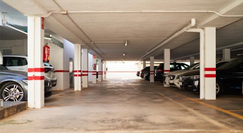 La verdad detrás de una práctica muy común: así regula la ley a los conductores que compran plazas de garaje en edificios ajenos