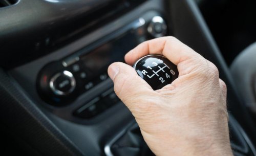 Lo que puede pasarte si conduces un coche manual con el carnet de automático