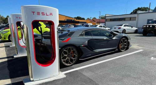 Los cables para cargar los coches eléctricos han aparecido cubiertos por esta curiosa funda negra: ¿qué es y por qué tiene todo el sentido del mundo?