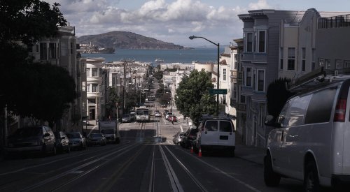 El truco que todo conductor debería saber para arrancar en pendiente y que el coche no se cale