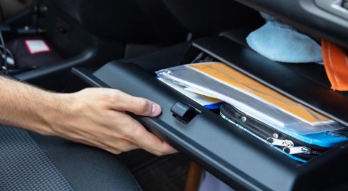 Estaba conduciendo y un Guardia Civil me ha parado, me ha pedido el carnet físico, pero le he enseñado el digital: ¿me pueden multar?