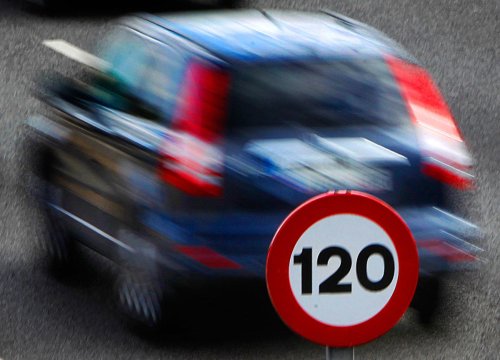 Romper el límite de velocidad para adelantar: la regla que casi nadie conoce realmente