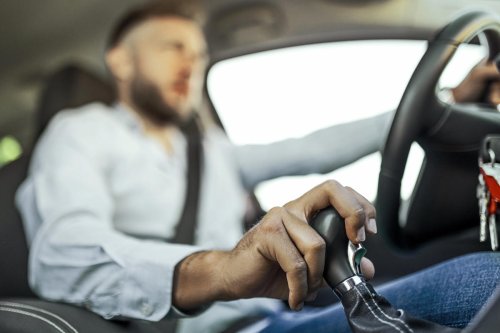 ¿A cuantas revoluciones se cambia de marcha en un coche de gasolina?: esta es la clave para consumir menos combustible