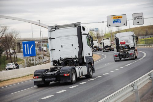 La Guardia Civil vigiló en febrero a 26.000 camiones y autobuses: denunció a más de 5.000 conductores por falta de descanso e inmovilizó a 46