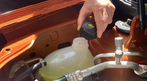 ¿Es buena idea lavar el motor del coche con una lanza de agua a presión? Esto es lo que puede pasar