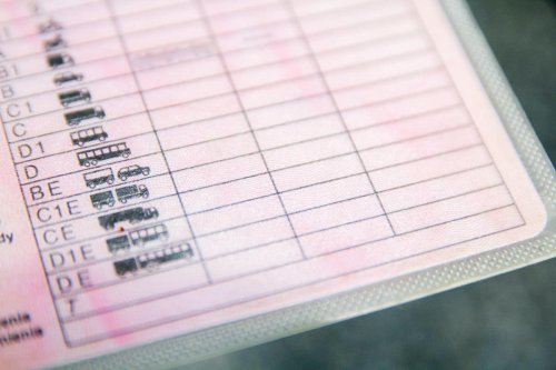 Cumples 65 o 70 años y tienes carnet de conducir: esto es lo único que debes saber