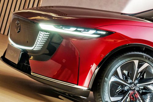 全長5m級！ マツダ新型「“5ドア”セダン」先行発売！ 流麗フォルムにワゴンみたいな斬新ラゲッジ搭載！ パワフル＆静音な「MAZDA6e 匠」ドイツで登場