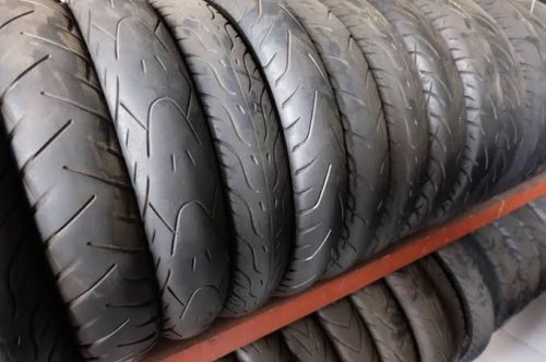 Ini Alasan Kenapa Ban Motor Balap Tapaknya Botak dan Ban Motor Harian Beralur