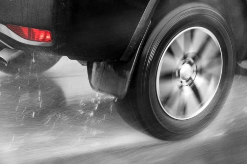 Waspada Berkendara Saat Hujan, Mulai dari Jalan Licin Hingga Lubang Tersembunyi