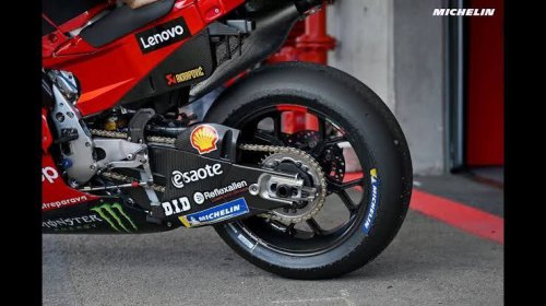 Ini Alasan Kenapa Ban Motor Balap Tapaknya Botak dan Ban Motor Harian Beralur