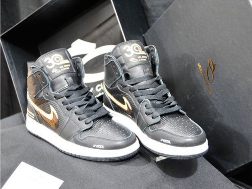 V-Kool dan Mr. Simply Rilis Sepatu Custom Edisi Terbatas untuk Rayakan Ulang Tahun