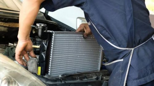 Jangan Disepelekan, Ini Risiko Saat Air Radiator Mobil Habis di Tengah Jalan