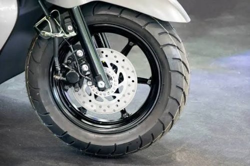 Ini Alasan Kenapa Ban Motor Balap Tapaknya Botak dan Ban Motor Harian Beralur