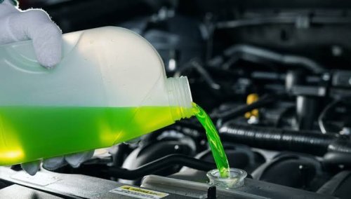 Jangan Disepelekan, Ini Risiko Saat Air Radiator Mobil Habis di Tengah Jalan
