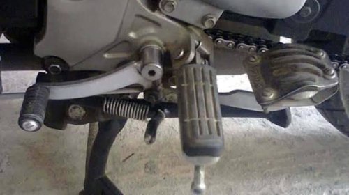 Mengapa Tuas Pedal Transmisi Sepeda Motor Umumnya Berada di Sebelah Kiri? Ini Faktanya