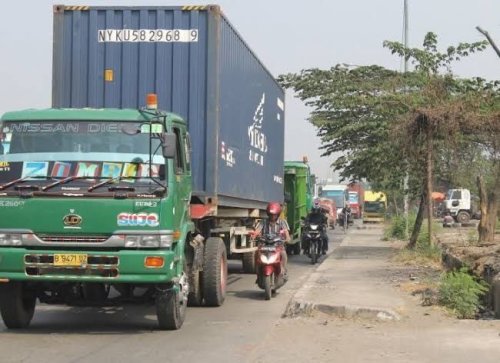 Kenapa Truk Sering Jalan di Lajur Kanan? Ini Alasan yang Harus Kamu Tahu