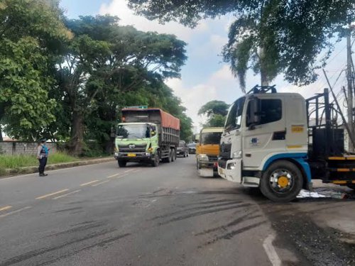 Kenapa Truk Sering Jalan di Lajur Kanan? Ini Alasan yang Harus Kamu Tahu