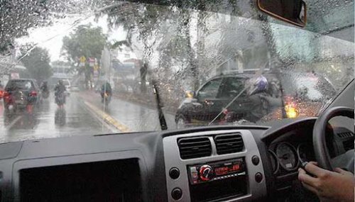Waspada Berkendara Saat Hujan, Mulai dari Jalan Licin Hingga Lubang Tersembunyi