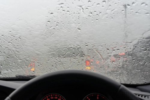 Waspada Berkendara Saat Hujan, Mulai dari Jalan Licin Hingga Lubang Tersembunyi