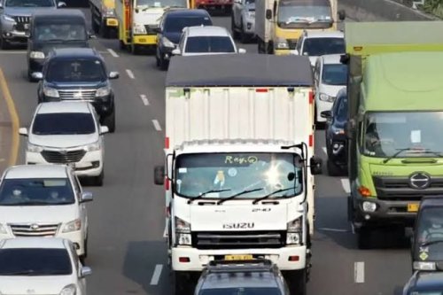 Kenapa Truk Sering Jalan di Lajur Kanan? Ini Alasan yang Harus Kamu Tahu