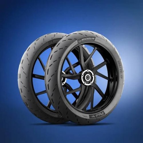 Ini Alasan Kenapa Ban Motor Balap Tapaknya Botak dan Ban Motor Harian Beralur