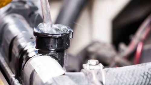 Jangan Disepelekan, Ini Risiko Saat Air Radiator Mobil Habis di Tengah Jalan