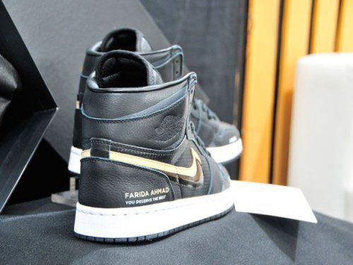 V-Kool dan Mr. Simply Rilis Sepatu Custom Edisi Terbatas untuk Rayakan Ulang Tahun